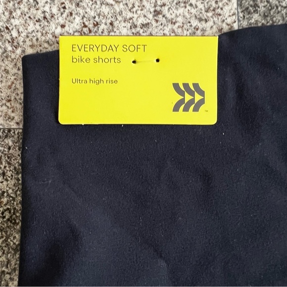 NWT All in Motion Women's Black Everyday Soft Bike Shorts 6" XL - Picture 4 of 5